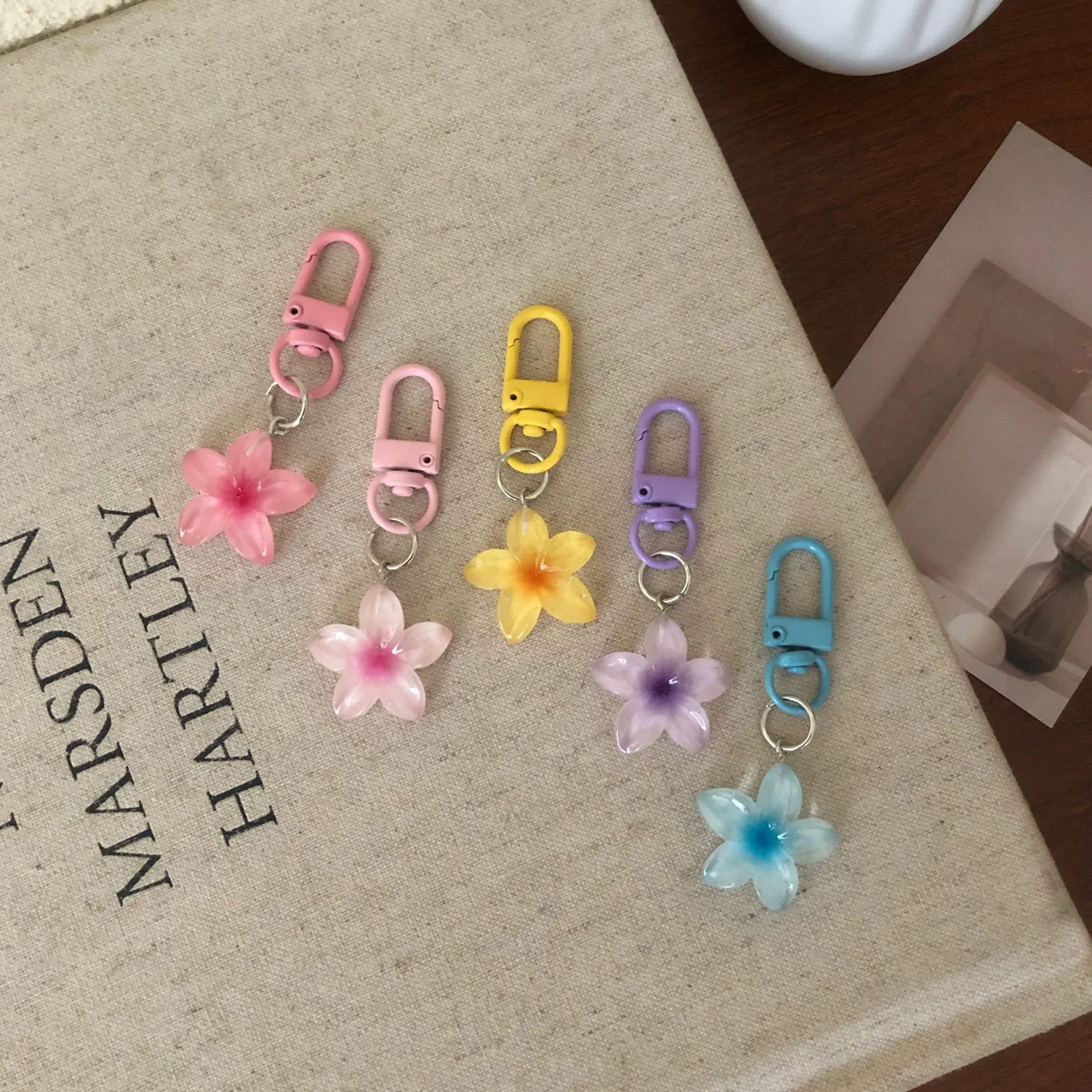 Little Flower Colorful Keychain Sweet Resin Gradient Key Chain Transparent Color Diy Cute Bag Keychains Pendant Girls Jewelry